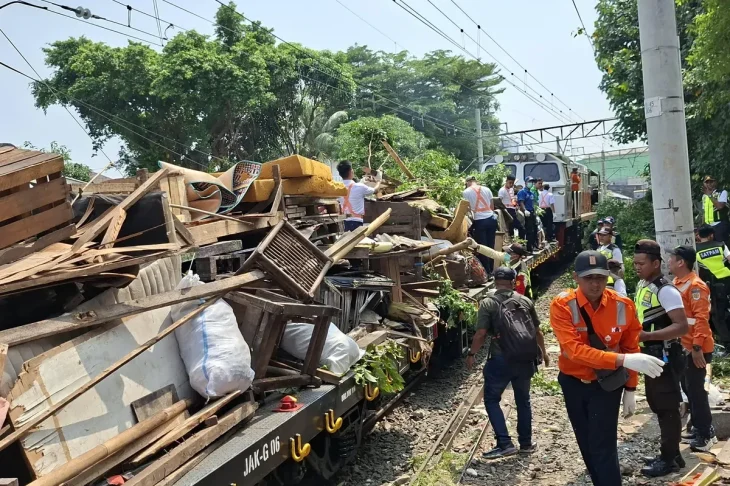 57 Bangunan Liar di Jalur Rel Pasarsenen Ditertibkan KAI – Eandy Network